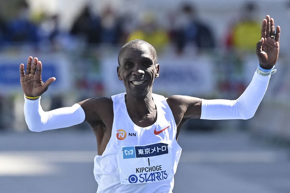 Watch an Average Runner Demonstrate Just How Fast Eliud Kipchoge’s Marathon Pace Really Is