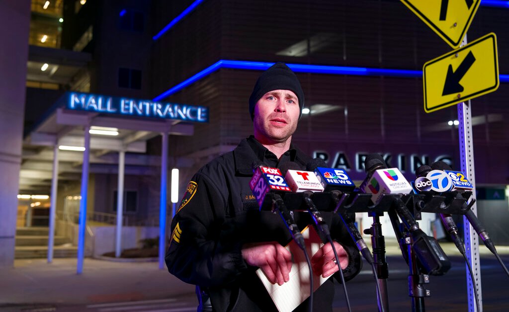 Shooting at Suburban Chicago Shopping Mall Leaves One Dead And Two Injured