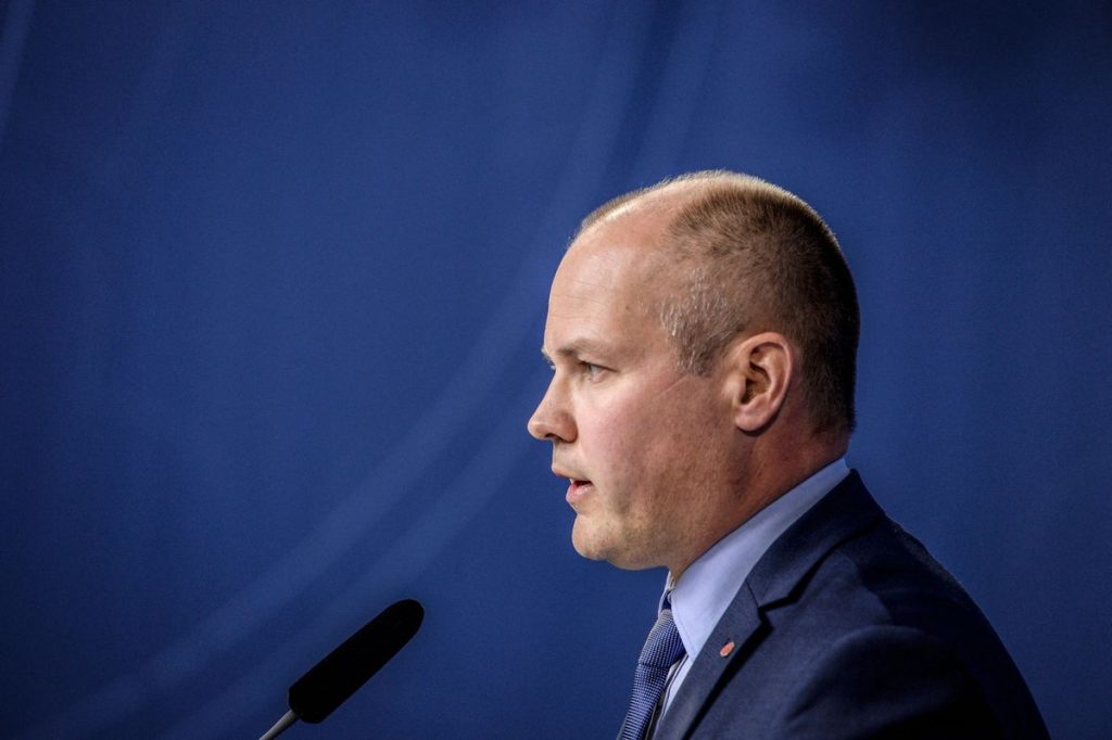 Swedish Premier Could Keep Cabinet Intact as Key MP Abstains