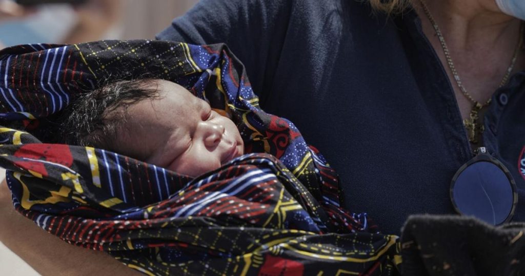 Greece: Stranded on tiny island, migrant mother gives birth