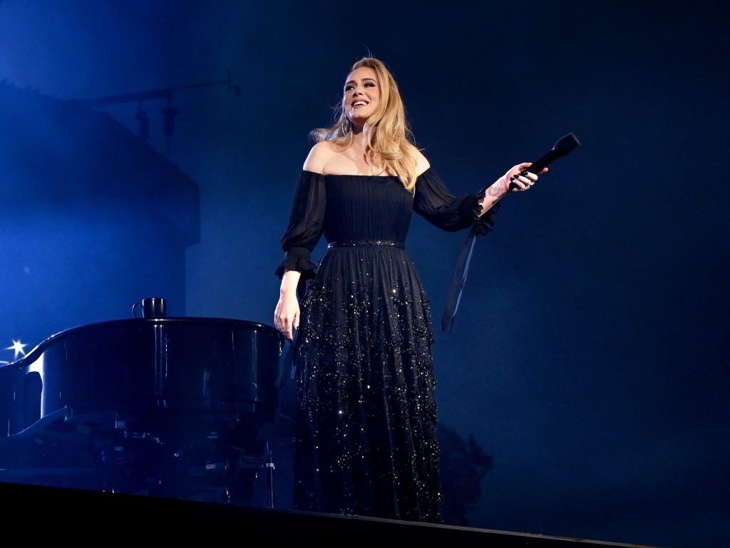 Adele Returned to the Stage in Glamorous Style