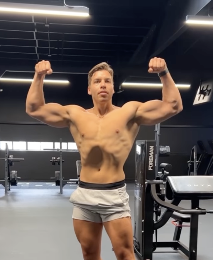 Joseph Baena Just Showed Off Some ‘Classic’ Bodybuilder Poses During a Workout