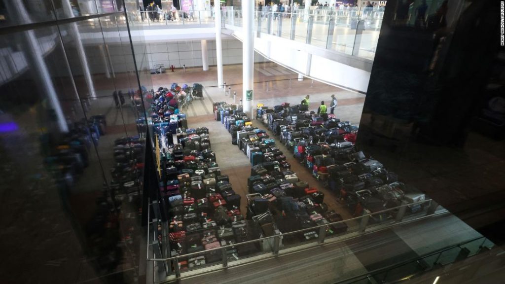1,000 bags. Zero passengers. DELTA flight from HEATHROW latest sign of air travel hell…
