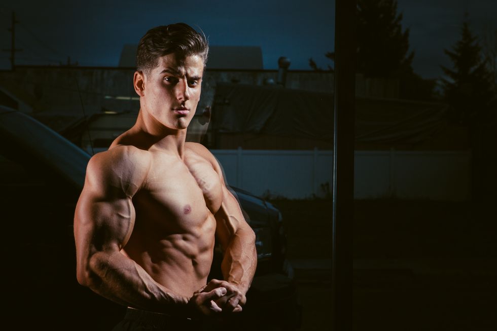 A Physique Coach Shared His ‘Simple Plan’ to Stay Lean and Build Muscle