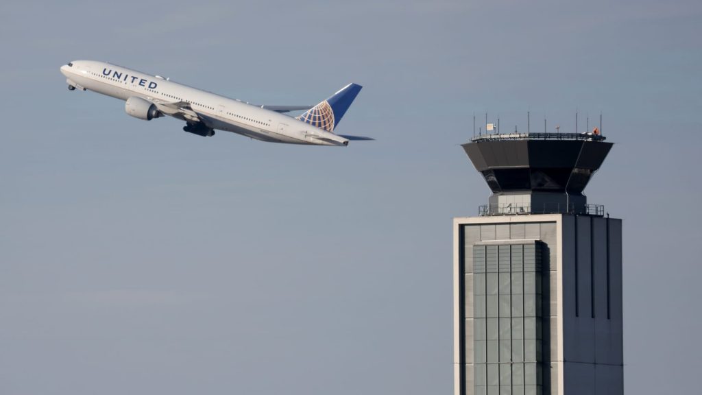 United Airlines posts profit on travel surge but holds back on flight growth