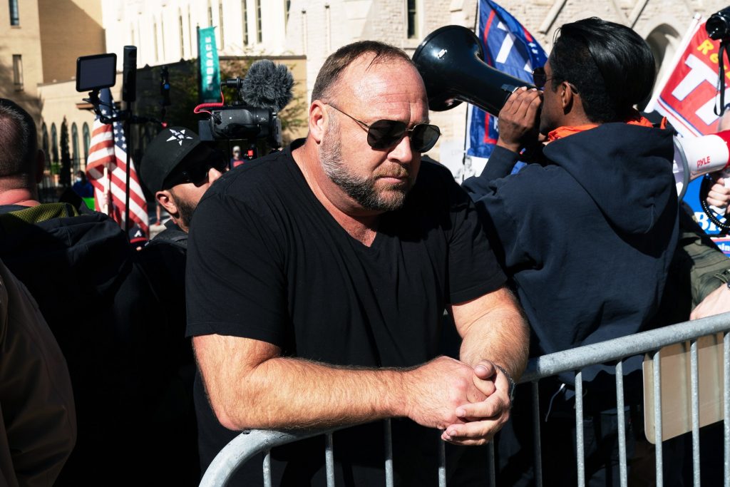 Alex Jones’ Accidental Text Dump Is Hilarious—and Alarming