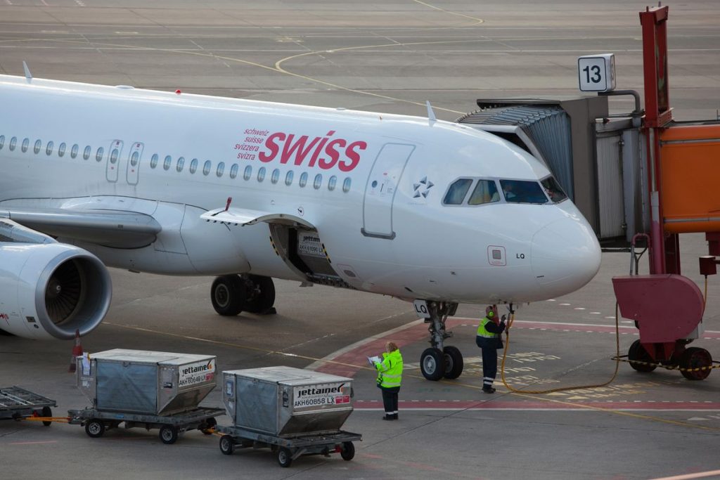 Swiss Boss Says Airline Cabin Crew Wages Likely to Rise