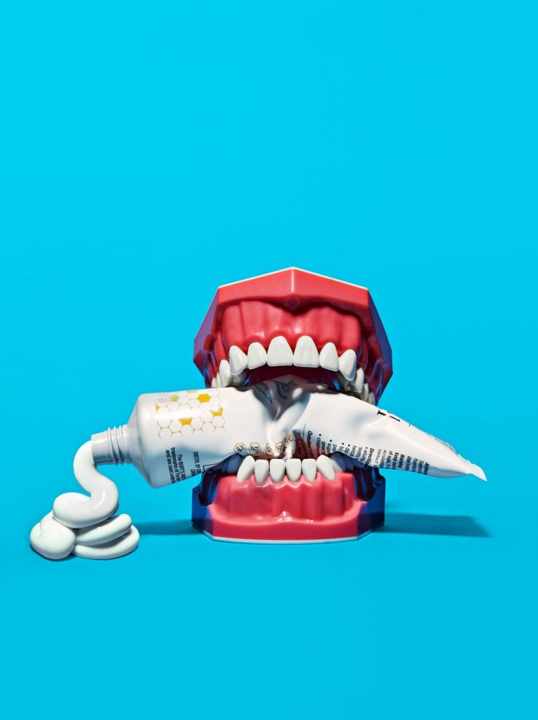 5 Smart Ways to De-Age Your Teeth