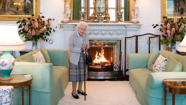 Royal Family Rushes to Queen, Now ‘Under Medical Supervision’