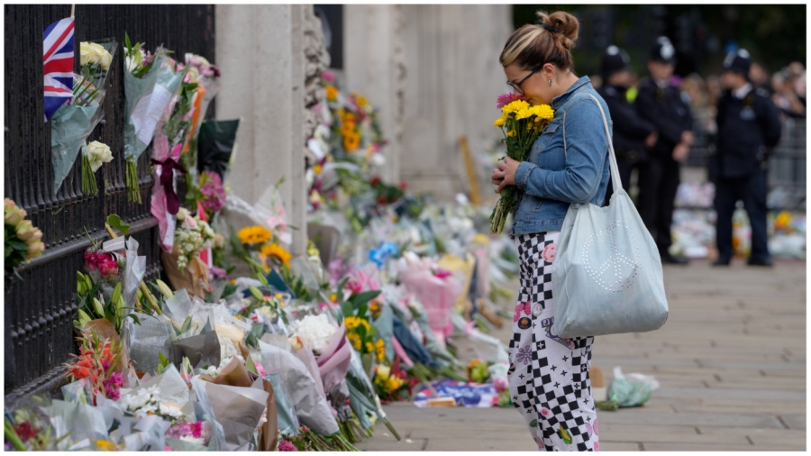 Thousands gather at Buckingham Palace to honor Elizabeth