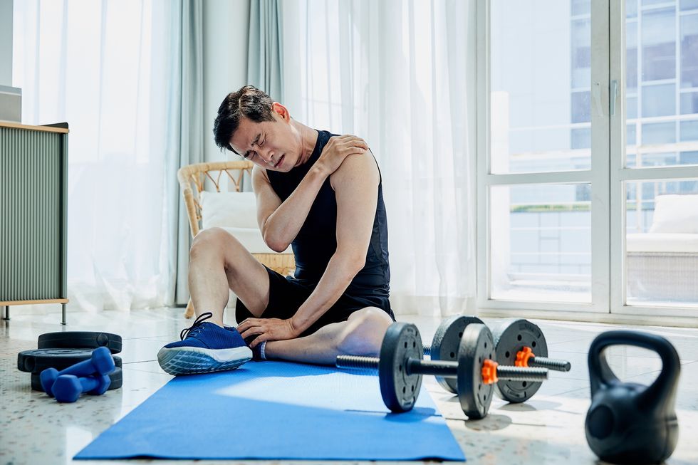 Men Over 40 Can Lie Down to Strengthen Their Shoulders