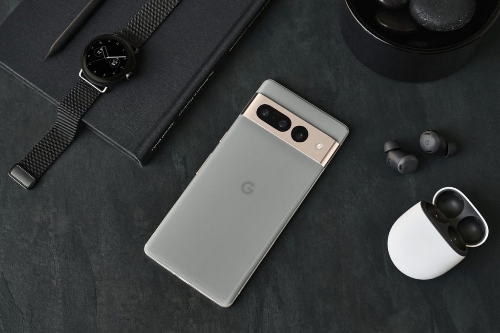 Google Unveils Pixel 7 Phone, Watch That Undercut Apple on Price (GOOGL)