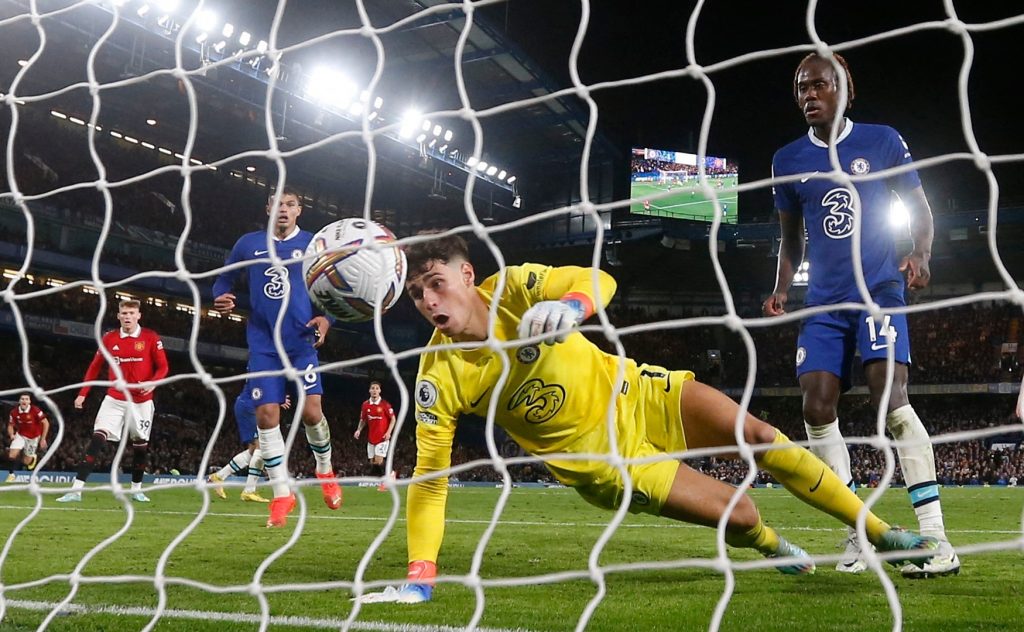 Injury-time equaliser helps Man United draw at Chelsea