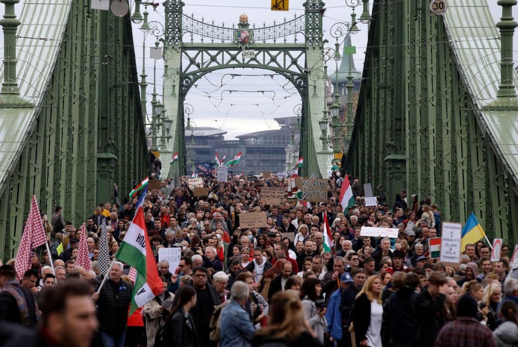 Budapest Protest Swells to 80,000 to Support Hungary’s Teachers