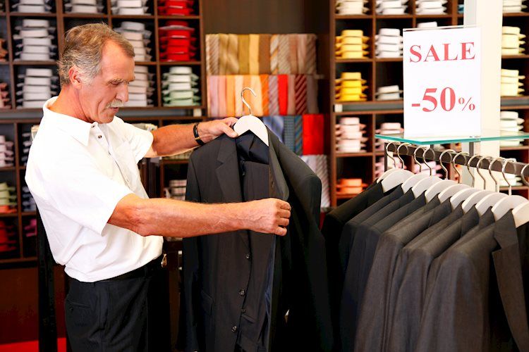 US: Consumers keep spending more than they earned – Wells Fargo