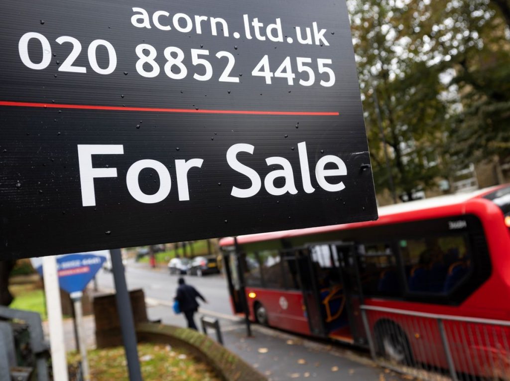 UK Chancellor Hunt Says Stamp Duty Cuts Will Be Reversed in 2025