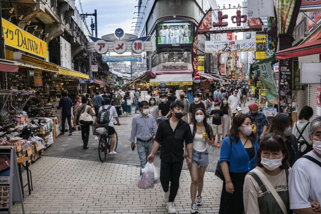 Japan Households Spend More on Retail, Travel Despite Accelerating Inflation