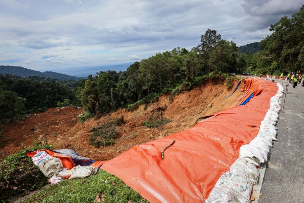 Malaysia Landslide Death Toll Reaches 31 as Search Ends: Bernama