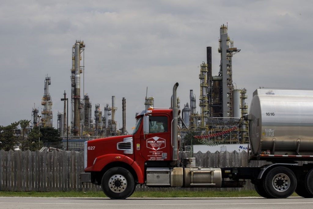 Falling Energy Exports Push Canada Trade Balance to Deficit