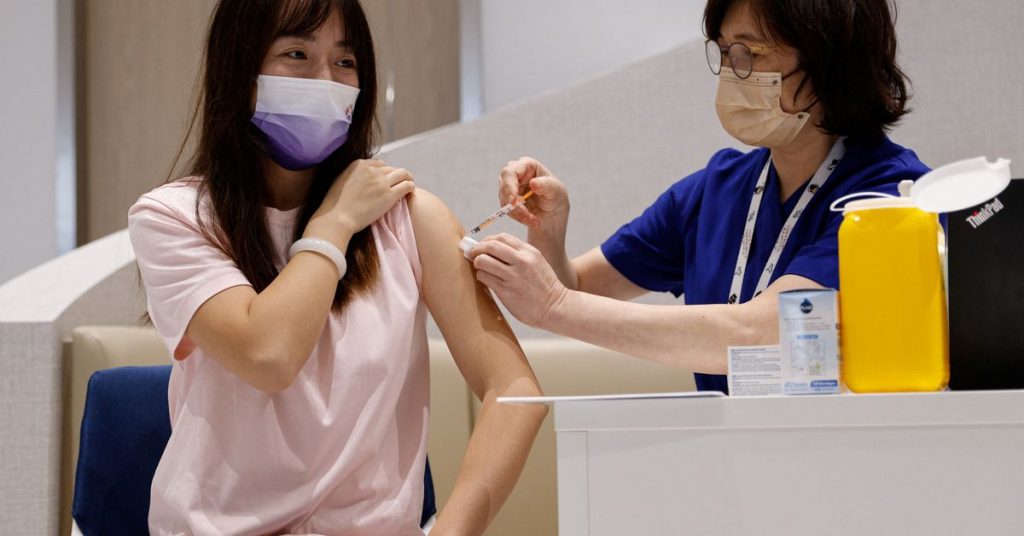 Mainland Chinese head to Hong Kong for mRNA COVID vaccines