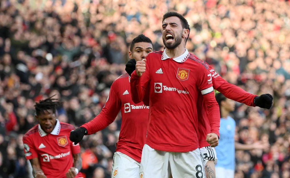 Manchester United defeats Manchester City in controversial, dramatic fashion