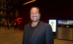 Theatergoer Boards a Plane to See Shen Yun