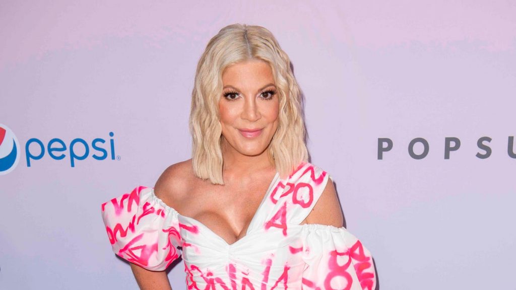 Here’s why Tori Spelling of ‘90210’ is rocking an eye patch (read if you wear contacts)