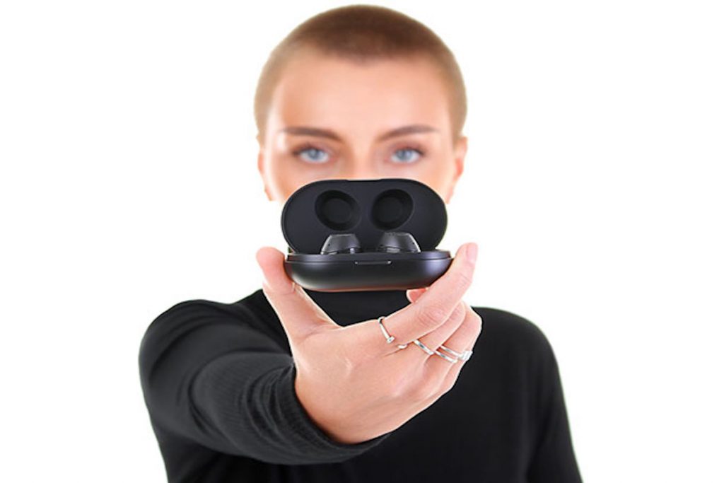 These Bluetooth translation earbuds are a great gift for traveling mothers