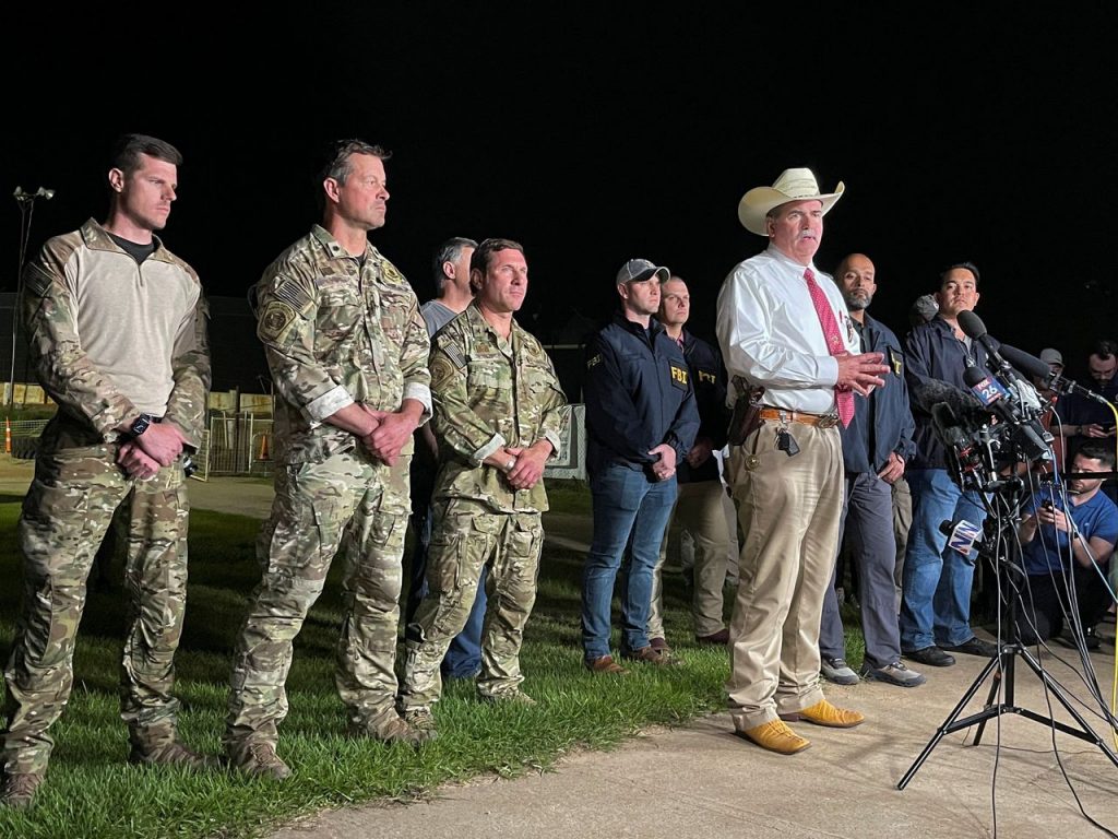 Sterling Rises to 11-Month High Versus Weak Dollar