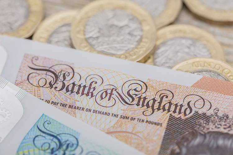 GBP/USD rises to four-week high, anticipates BoE and Fed policy divergence