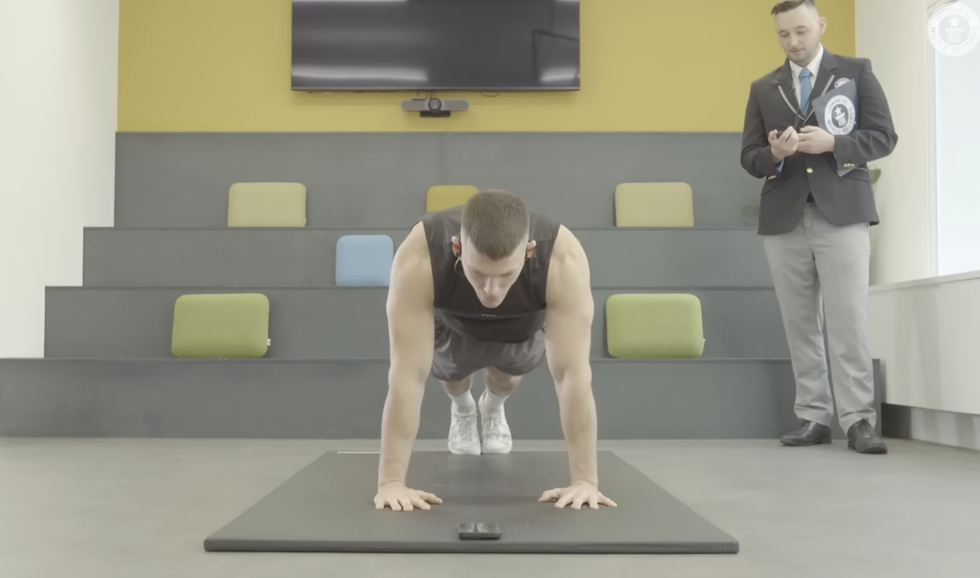 This Guy Broke the World Record for Most Pushups to Planks in One Minute