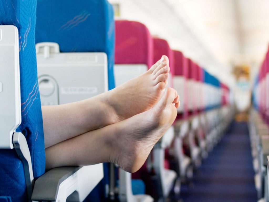 A man poured soda on a traveler who he said kept sticking her ‘smelly feet’ under his airplane seat