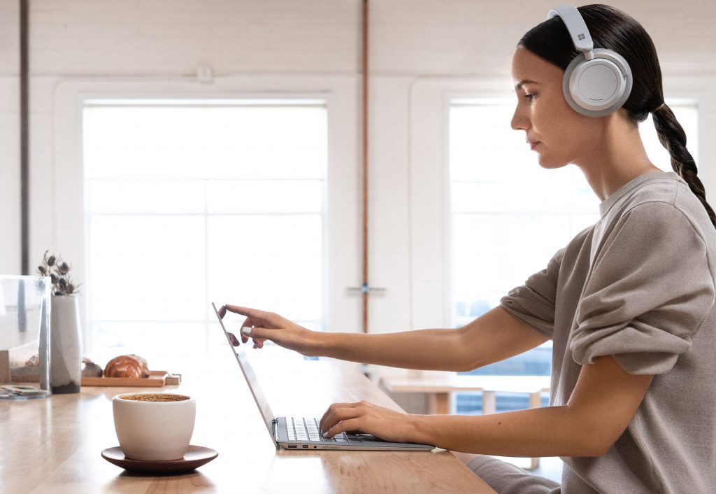 How to resize Windows 11’s taskbar