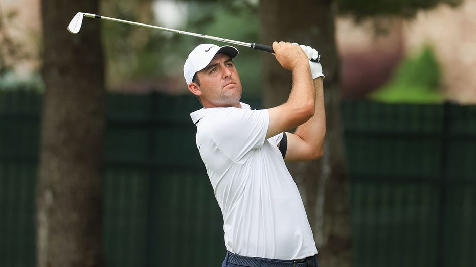 Top-ranked Scottie Scheffler accidentally whacks himself in the face with golf club